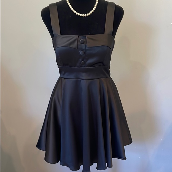 Dresses & Skirts - Elegant Black Sleeveless Dress tie in back